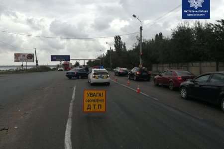 Не успел затормозить: на Объездной дороге иномарка врезалась в авто, остановившееся перед светофором (фото)