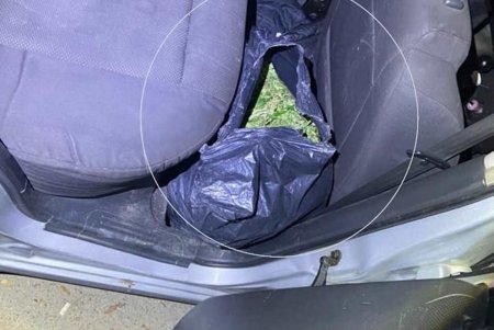 Остановив авто на Судостроительной за нарушение ПДД, патрульные в салоне нашли 15 кг марихуаны (фото)