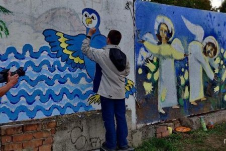 Неравнодушные одесситы разрисовали забор возле онкодиспансера яркими рисунками (фото)