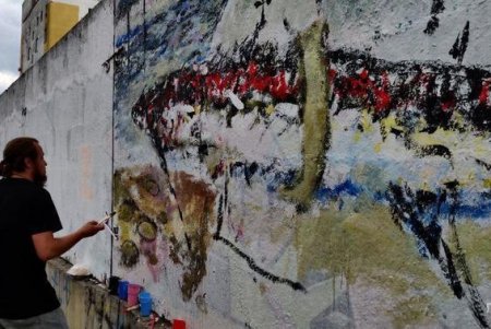 Неравнодушные одесситы разрисовали забор возле онкодиспансера яркими рисунками (фото)