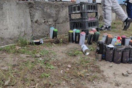Неравнодушные одесситы разрисовали забор возле онкодиспансера яркими рисунками (фото)