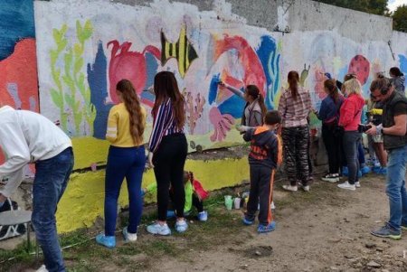 Неравнодушные одесситы разрисовали забор возле онкодиспансера яркими рисунками (фото)