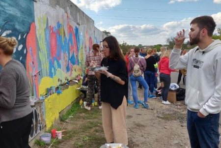 Неравнодушные одесситы разрисовали забор возле онкодиспансера яркими рисунками (фото)