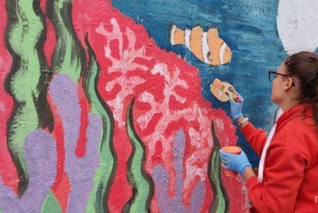 Неравнодушные одесситы разрисовали забор возле онкодиспансера яркими рисунками (фото)