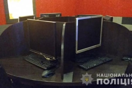 В Киевском районе полицейские закрыли нелегальный игорный клуб (фото, видео)