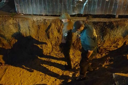 Щенков, застрявших в трубе теплотрассы в Приморском районе, будут спасать из ямы завтра (фото)