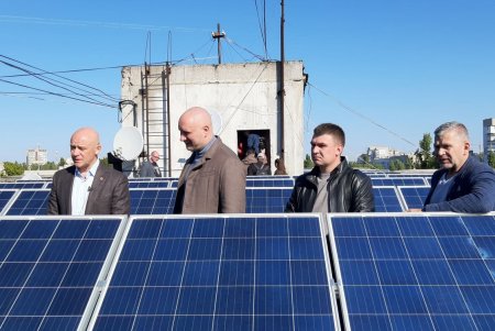 На поселке Котовского запустили проект установки солнечных батарей на крышах многоэтажных домов (фото)