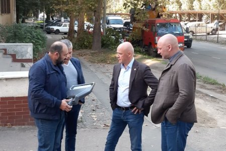 Современно, безопасно и светло: на улицах Суворовского района устанавливают светодиодные лампы (фото)