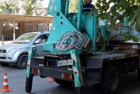 Современно, безопасно и светло: на улицах Суворовского района устанавливают светодиодные лампы (фото)