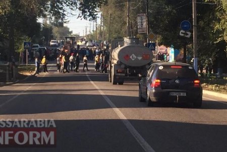 Трасса Одесса – Рени перекрыта митингующими против закрытия рынка на карантин (фото)