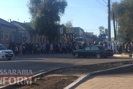 Трасса Одесса – Рени перекрыта митингующими против закрытия рынка на карантин (фото)