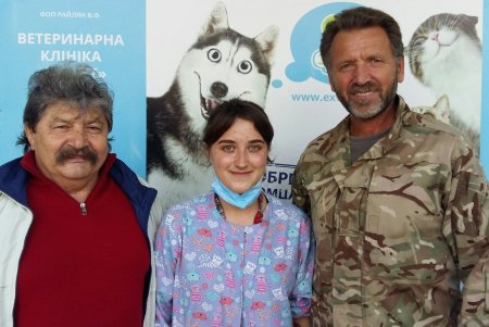 Барсучиха Иляна уже двигает лапами и готовится к переселению в условия, приближенные к жизни в норе (фото)