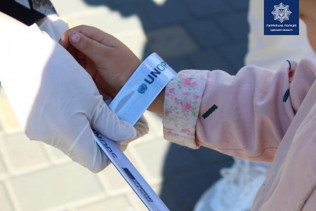 «Один браслет – одна жизнь»: патрульные напоминают о светоотражателях для пешеходов