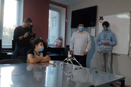 Мэр Одессы проинспектировал IT-лабораторию, школьный стадион и детский сад на поселке Котовского (фото) 
