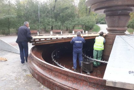 Коммунальщики в парке Шевченко законсервировали фонтан «Ваза-малая» (фото)