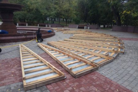 Коммунальщики в парке Шевченко законсервировали фонтан «Ваза-малая» (фото)