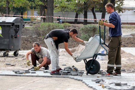 Ход реконструкции Алексеевского сквера на Молдаванке (фоторепортаж)
