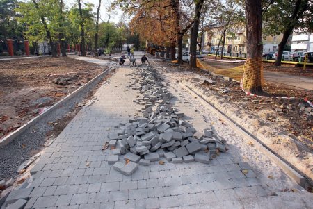 Ход реконструкции Алексеевского сквера на Молдаванке (фоторепортаж)