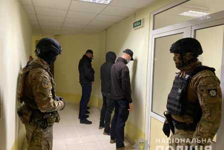 Четверо мужчин пытались выселить одессита из жилья до решения суда (фото, видео)