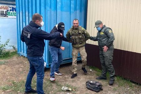 В Одесской области пограничник содействовал контрабандистам переправлять сигареты (фото, видео)