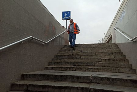 Очищали дождевики и меняли лампы наружного освещения: коммунальщики комплексно навели порядок в Малиновском районе (фото)