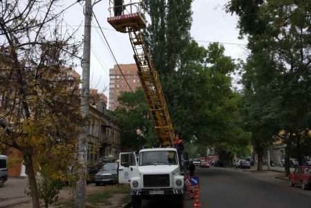Очищали дождевики и меняли лампы наружного освещения: коммунальщики комплексно навели порядок в Малиновском районе (фото)