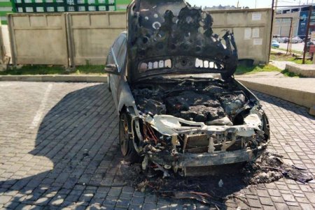 Пожарный вместо тушения огня поджигал на заказ авто одесситов (фото)