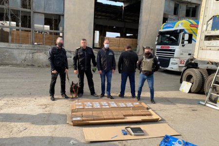 В порту «Южный» нашли почти 51 килограмм кокаина в контейнере из-под бананов (фото)