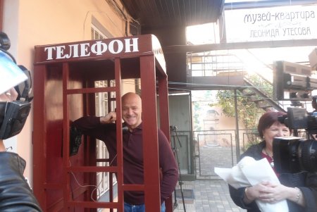 «Музей Утесова создан и развивается благодаря всем, кто не на словах, а на деле любит Одессу», - мэр Геннадий Труханов на вручении награды экскурсоводу музея