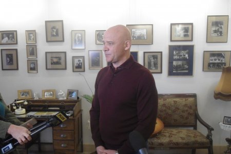 «Музей Утесова создан и развивается благодаря всем, кто не на словах, а на деле любит Одессу», - мэр Геннадий Труханов на вручении награды экскурсоводу музея