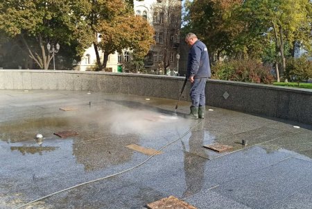 Фонтан на Театральной площади законсервировали на зиму (фото)