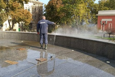 Фонтан на Театральной площади законсервировали на зиму (фото)