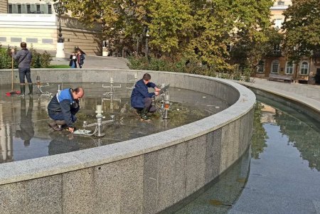 Фонтан на Театральной площади законсервировали на зиму (фото)