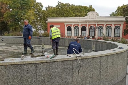 Фонтан на Театральной площади законсервировали на зиму (фото)