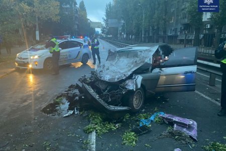 В центре Одессы мужчина угнал BMW и врезался в маршрутку (фото)