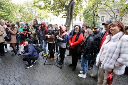 Скульптура кота-джентльмена в центре Одессы (фоторепортаж)