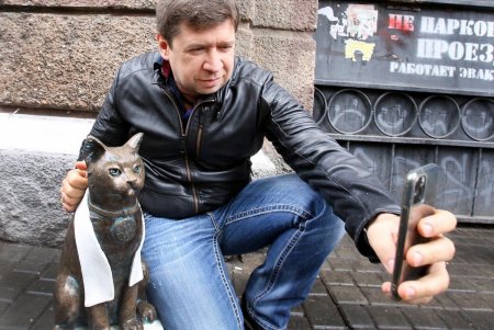 Скульптура кота-джентльмена в центре Одессы (фоторепортаж)