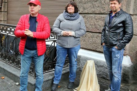 Скульптура кота-джентльмена в центре Одессы (фоторепортаж)