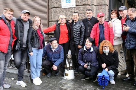 Скульптура кота-джентльмена в центре Одессы (фоторепортаж)