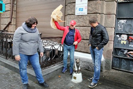 На Екатерининской появился кот-джентльмен (фото)