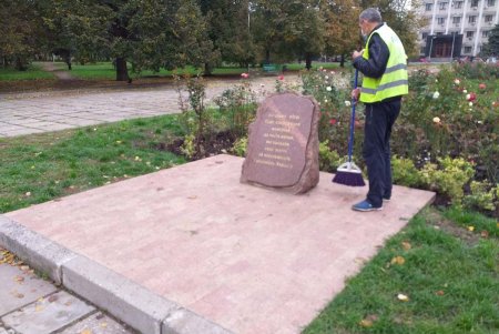 Специалисты приводят в порядок городские объекты монументального искусства (фото)