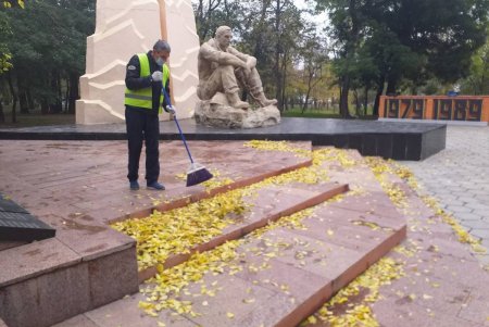 Специалисты приводят в порядок городские объекты монументального искусства (фото)