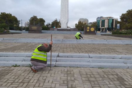 Специалисты приводят в порядок городские объекты монументального искусства (фото)