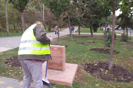 Специалисты приводят в порядок городские объекты монументального искусства (фото)