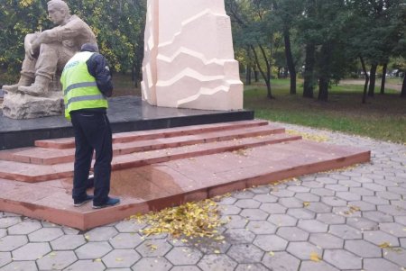 Специалисты приводят в порядок городские объекты монументального искусства (фото)