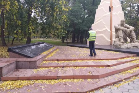 Специалисты приводят в порядок городские объекты монументального искусства (фото)