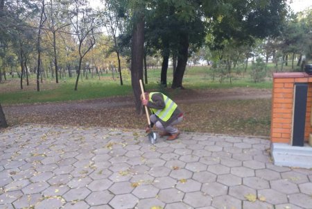 Специалисты приводят в порядок городские объекты монументального искусства (фото)