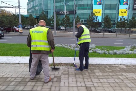 Специалисты приводят в порядок городские объекты монументального искусства (фото)