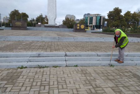 Специалисты приводят в порядок городские объекты монументального искусства (фото)