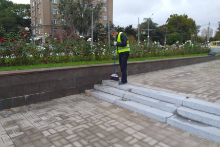 Специалисты приводят в порядок городские объекты монументального искусства (фото)